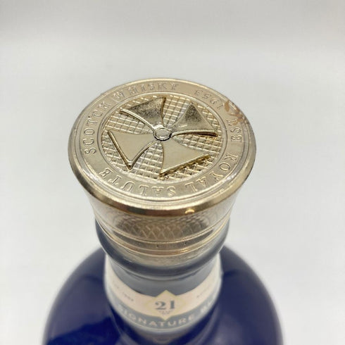 ロイヤルサルート 21年 シグネチャーブレンド 青陶器ボトル 700ml 40% 1414g ROYAL SALUTE 【J4】