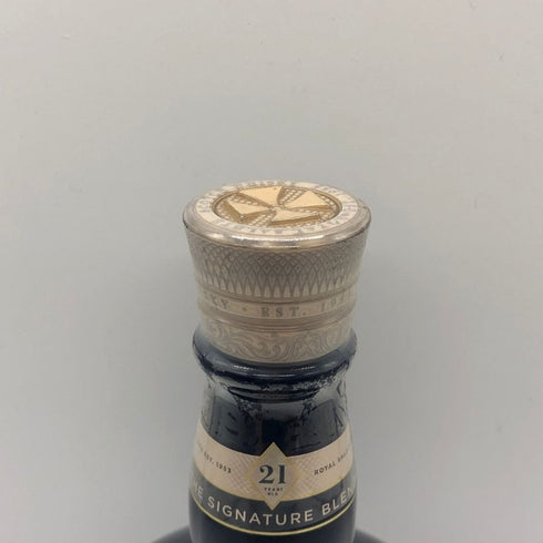 ロイヤルサルート 21年 シグネチャーブレンド 青陶器ボトル 700ml 40% ROYAL SALUTE 1432g【N2】