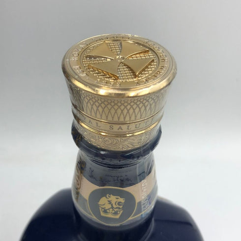 ロイヤルサルート 21年 シグネチャーブレンド 青陶器ボトル 700ml 40% ROYAL SALUTE スコッチウイスキー1426g【B2】