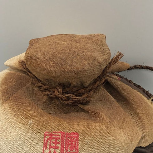 八重泉酒造 琉球泡盛 黒真珠 2008年9月6日 陶器ボトル 1800ml 43% 泡盛2786g【Q1】